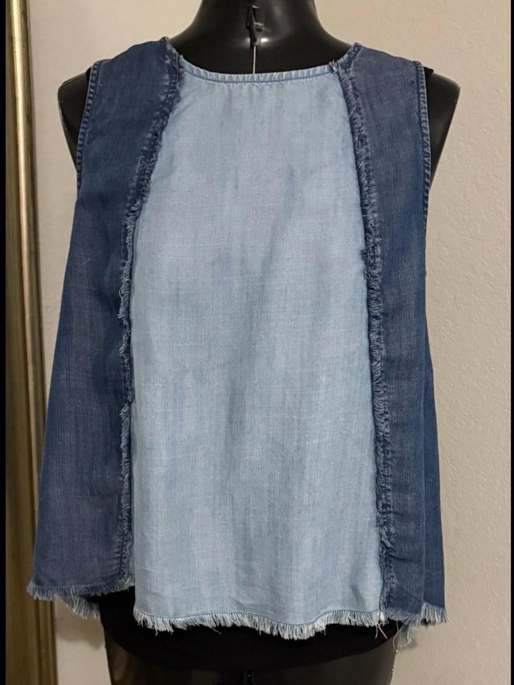 Cloth & Stone Chambray Top Size Small Blue Sleeveless Split Back denim patch wor